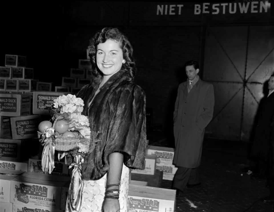 Koningin Miss Saly Audrey geeft fruit voor Rotterdamse zieken, Bestanddeelnr 907-0338