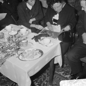 Koningin Juliana woont het lustrumcongres bij. De Koningin bekijkt een wandklee…, Bestanddeelnr 921-7203