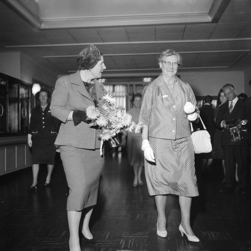 Koningin Juliana woont het 10-jarig bestaan van de Huishoudraad in Diligentia in, Bestanddeelnr 911-1186