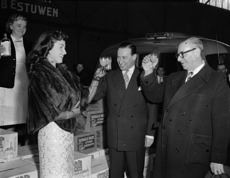 Koningin Miss Saly Audrey geeft fruit voor Rotterdamse zieken, Bestanddeelnr 907-0337