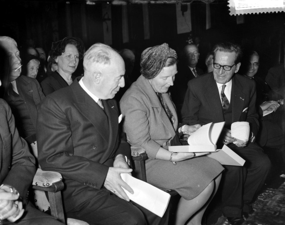 Koningin Juliana woont een vergadering bij van de Maatschappij tot Nut van het A, Bestanddeelnr 910-8233