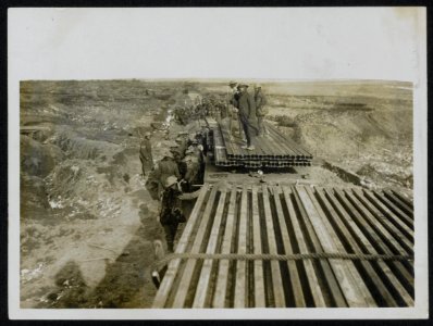 Laying down a line on the ground just captured from the Germans, Bestanddeelnr 158-0262