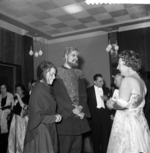 Koningin Juliana woont een galavoorstelling bij in Krasnapolsky ter gelegenheid , Bestanddeelnr 911-6815