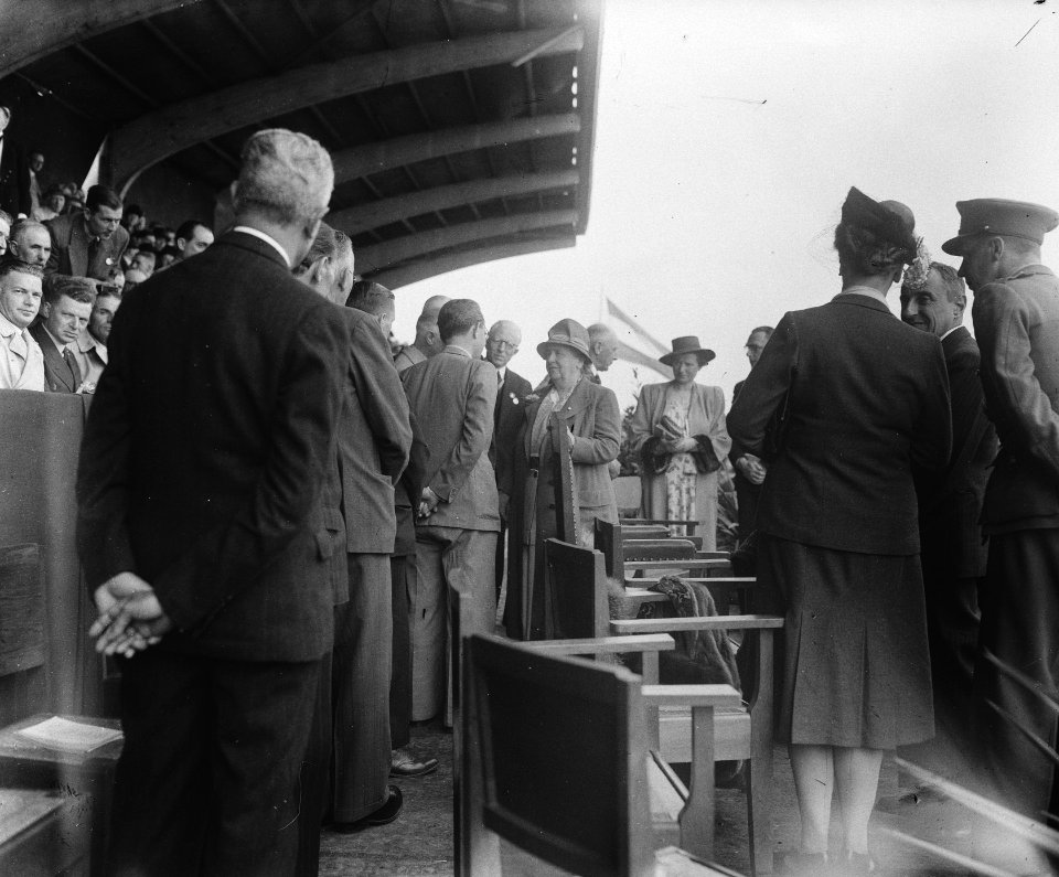 Koningin Wilhelmina (midden) is aanwezig bij een trekpaardententoonstelling, Bestanddeelnr 902-2118