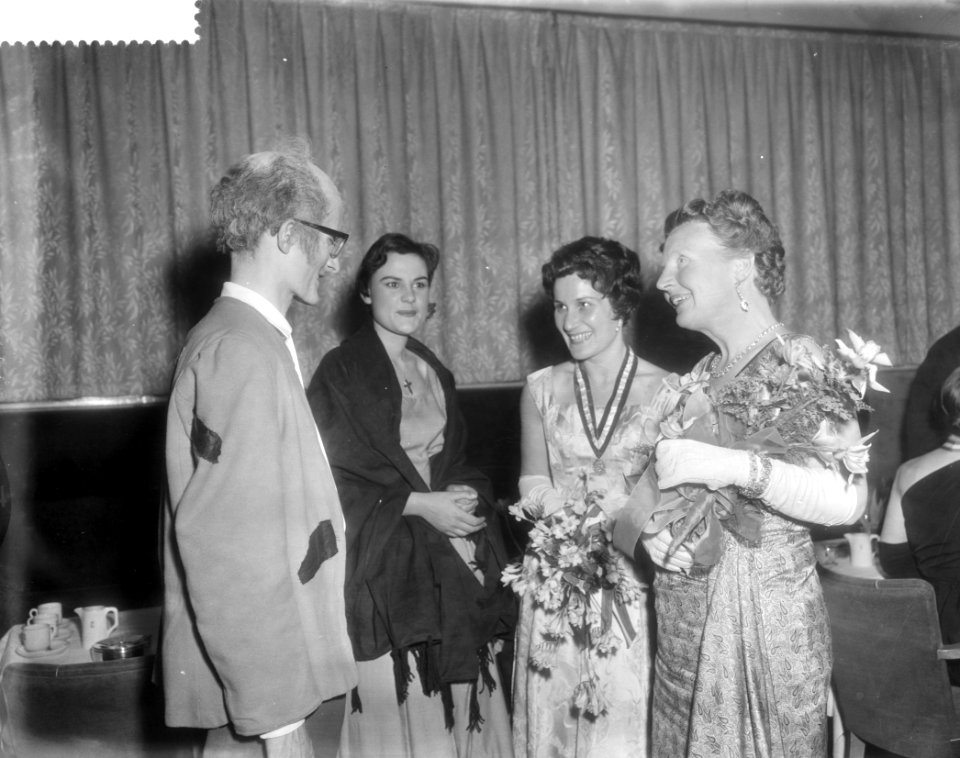 Koningin Juliana woont in de stadsschouwburg te Utrecht de galavoorstelling bij , Bestanddeelnr 910-3166