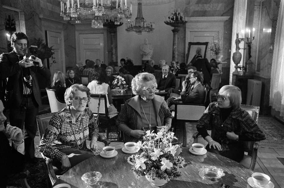 Koningin ontvangt ex-gijzelaars trein Wijster op Soestdijk Koningin in gesprek, Bestanddeelnr 928-3608