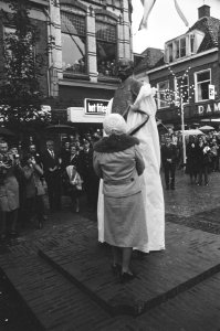 Koningin onthult standbeeld tng Protestant Gerbrandy in Sneek, Bestanddeelnr 928-8299