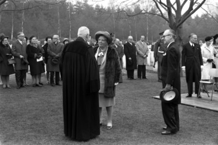 Koningin Juliana wordt begroet door een predikant in toga, Bestanddeelnr 923-4371