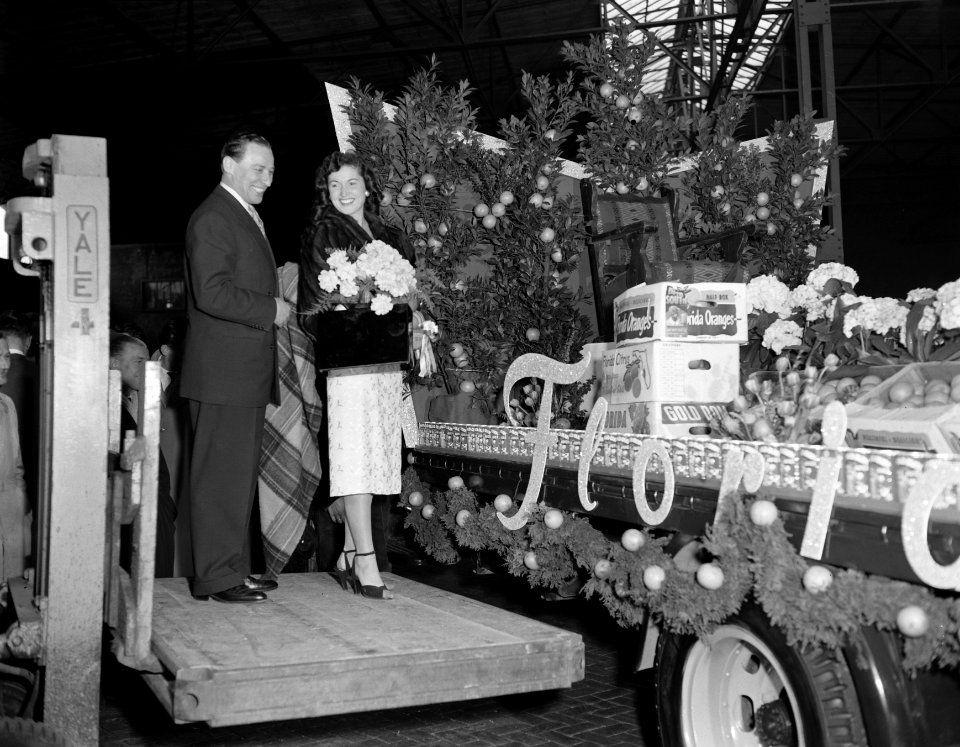 Koningin Miss Saly Audrey geeft fruit voor Rotterdamse zieken aangetast, Bestanddeelnr 907-0334