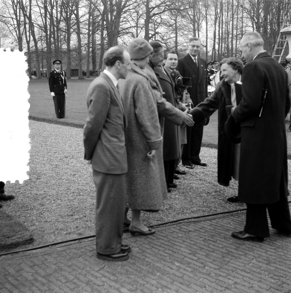 Koningin Juliana wordt gefeliciteerd, Bestanddeelnr 907-7287