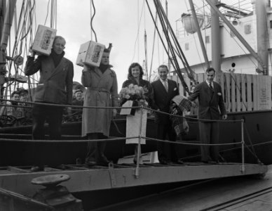 Koningin Miss Saly Audrey geeft fruit voor Rotterdamse zieken, Bestanddeelnr 907-0336