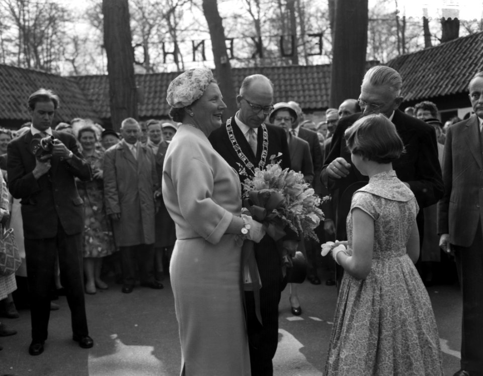 Koningin Juliana wordt met bloemen welkom geheten, Bestanddeelnr 910-3184