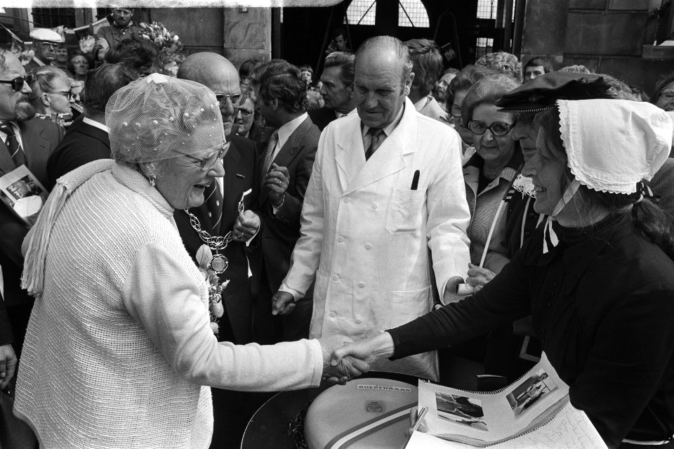 Koningin Juliana wordt begroet door een dame in klederdracht, Bestanddeelnr 929-7628