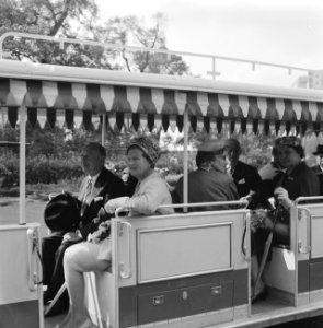 Koningin Juliana wordt in een treintje over het terrein gereden, Bestanddeelnr 911-4400