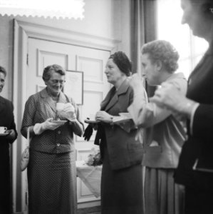 Koningin Juliana woont het 10-jarig bestaan van de Huishoudraad in Diligentia in, Bestanddeelnr 911-1188
