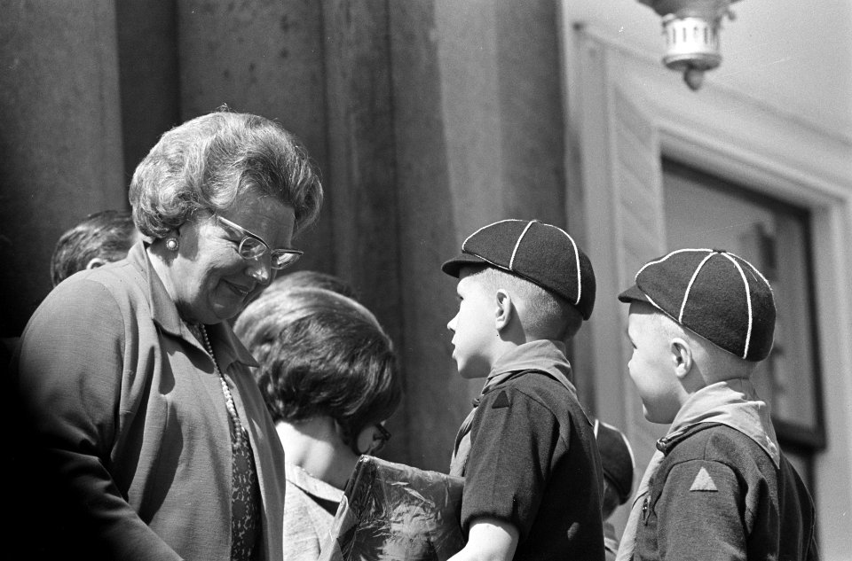 Koningin Juliana wordt gefeliciteerd door padvinders, Bestanddeelnr 919-0974