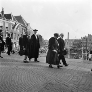 Koningin Wilhelmina, burgemeester A. van de Sande Bakhuizen, prinses Juliana en…, Bestanddeelnr 900-7909
