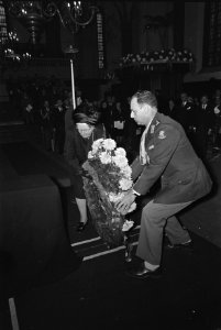 Koningin Juliana woont herdenkingsplechtigheid voor omgekomen geallieerde milita, Bestanddeelnr 923-9930