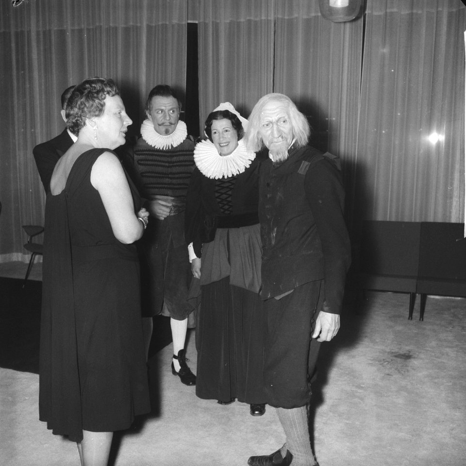 Koningin Juliana woont een voorstelling bij in Stadsschouwburg Rotterdam speler, Bestanddeelnr 913-2143