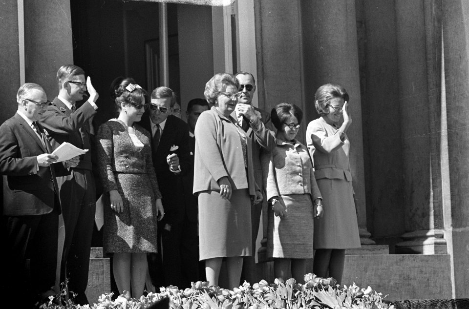 Koninginnedag, defilee op Soestdijk, Koningin Juliana , prins Bernhard , Margrie, Bestanddeelnr 919-0938