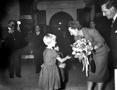 Koningin Juliana woont een vergadering bij van de Maatschappij tot Nut van het A, Bestanddeelnr 910-8227