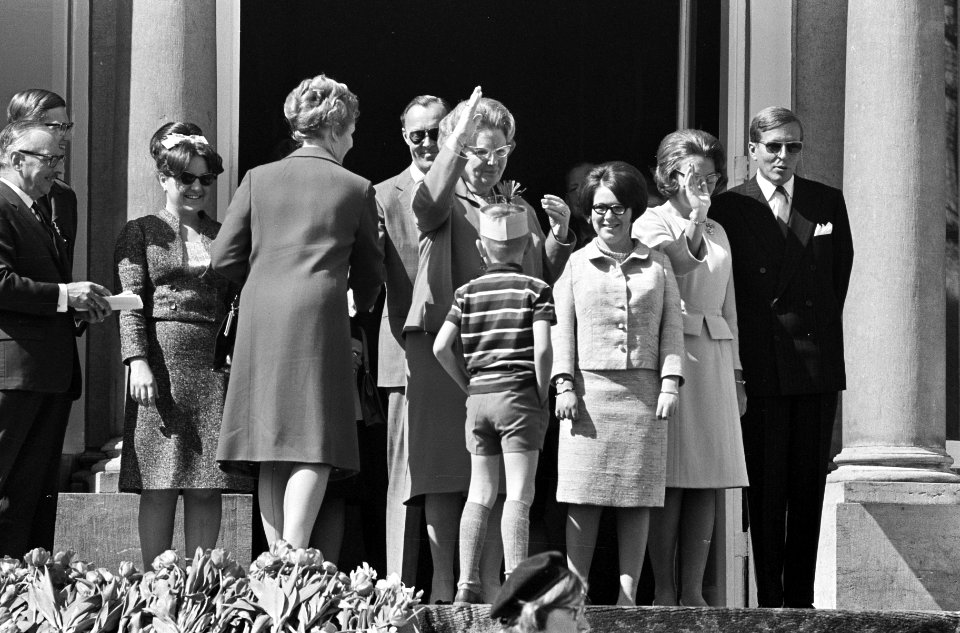 Koninginnedag, defilee op Soestdijk, Koningin Juliana , prins Bernhard , Margrie, Bestanddeelnr 919-0935