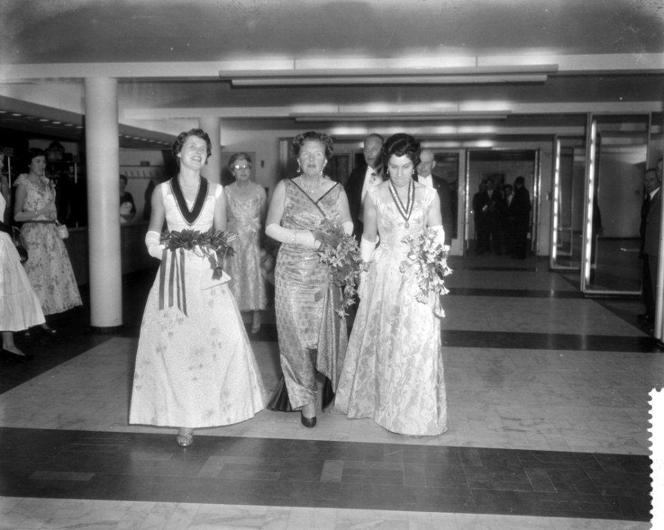Koningin Juliana woont in de stadsschouwburg te Utrecht de galavoorstelling bij , Bestanddeelnr 910-3167