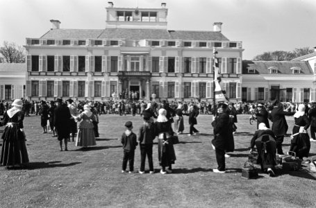 Koninginnedag, defilee op Soestdijk, folkloristische dansgroep in paleistuin, Bestanddeelnr 919-0998