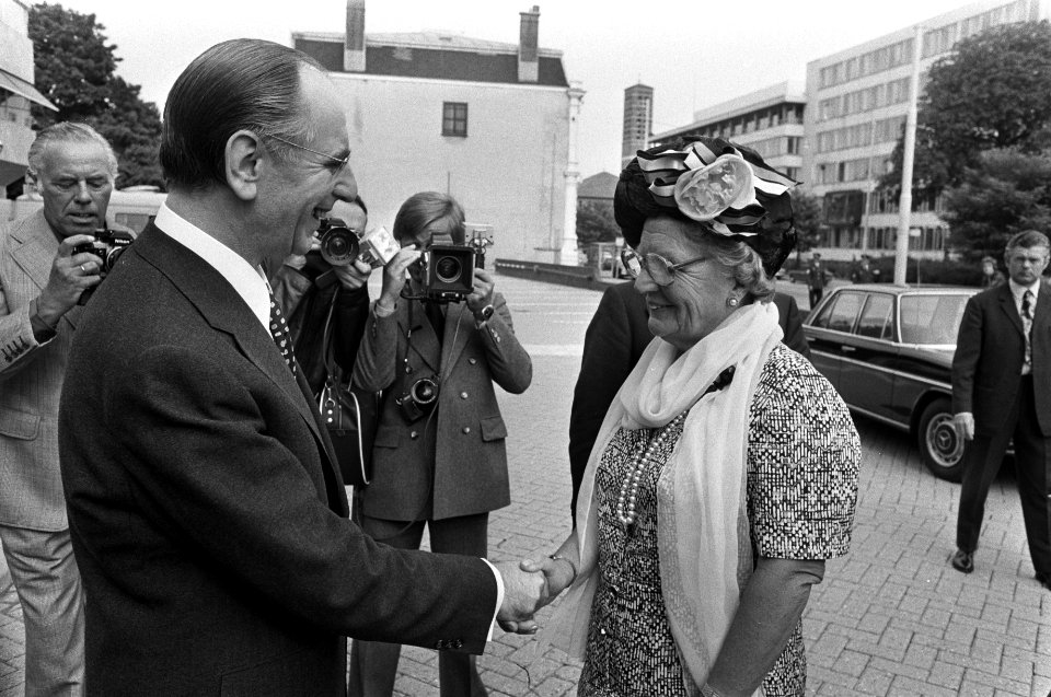 Koningin Juliana wordt begroet door de SER-voorzitter drs. J. W. de Pous, Bestanddeelnr 928-1364
