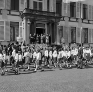 Koninginnedag, defilee op Soestdijk, defilee langs bordes, Bestanddeelnr 919-0992