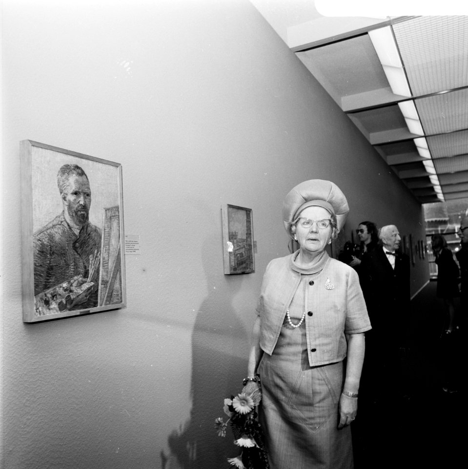 Koningin Julianat bekijkt de collectie op de achtergrond ir. V.W. van Gogh, Bestanddeelnr 926-4517