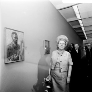 Koningin Julianat bekijkt de collectie op de achtergrond ir. V.W. van Gogh, Bestanddeelnr 926-4517