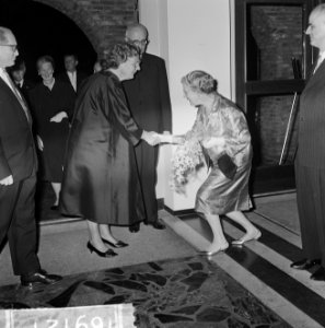 Koningin Juliana wordt bij aankomst in de schouwburg begroet door de echtgenote , Bestanddeelnr 916-9121