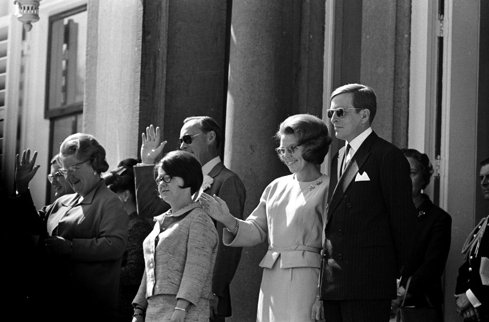 Koninginnedag, defilee op Soestdijk, Koningin Juliana , prins Bernhard , prinses, Bestanddeelnr 919-0928