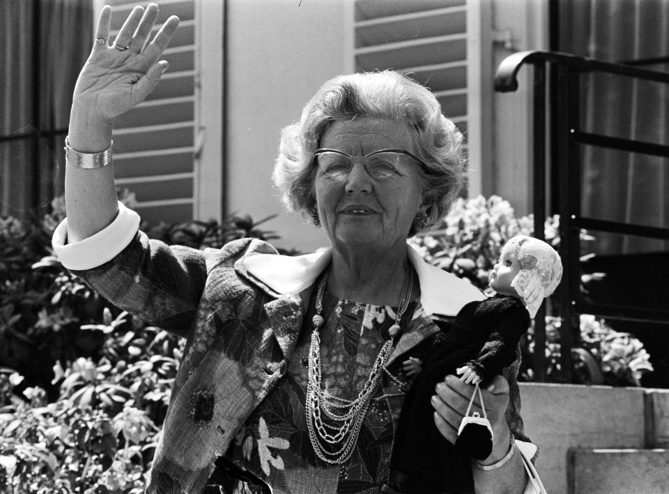 Koningin Juliana zwaait naar het publiek met een pop op de arm, Bestanddeelnr 927-2337
