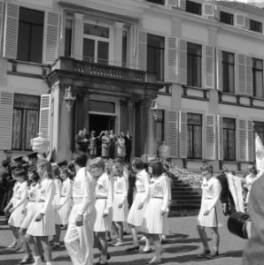 Koninginnedag, defilee op Soestdijk, defilee langs bordes, Bestanddeelnr 919-0993