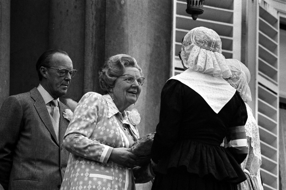Koningin Juliana wordt gefeliciteerd door vrouwen in klederdracht, links prins B, Bestanddeelnr 927-1608