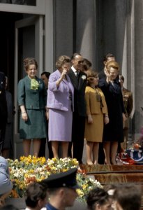 Koninginnedag, Defiles, paleizen, Beatrix, prinses, Bernhard, prins, Christina, , Bestanddeelnr 254-7123