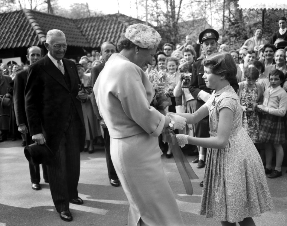 Koningin Juliana wordt met bloemen welkom geheten, Bestanddeelnr 910-3183