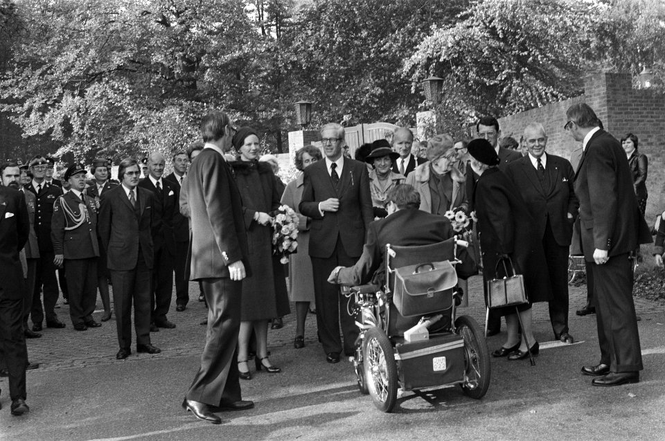 Koningin Margrethe en Koningin Juliana bezoeken Het Dorp in Arnhem, Bestanddeelnr 928-2455