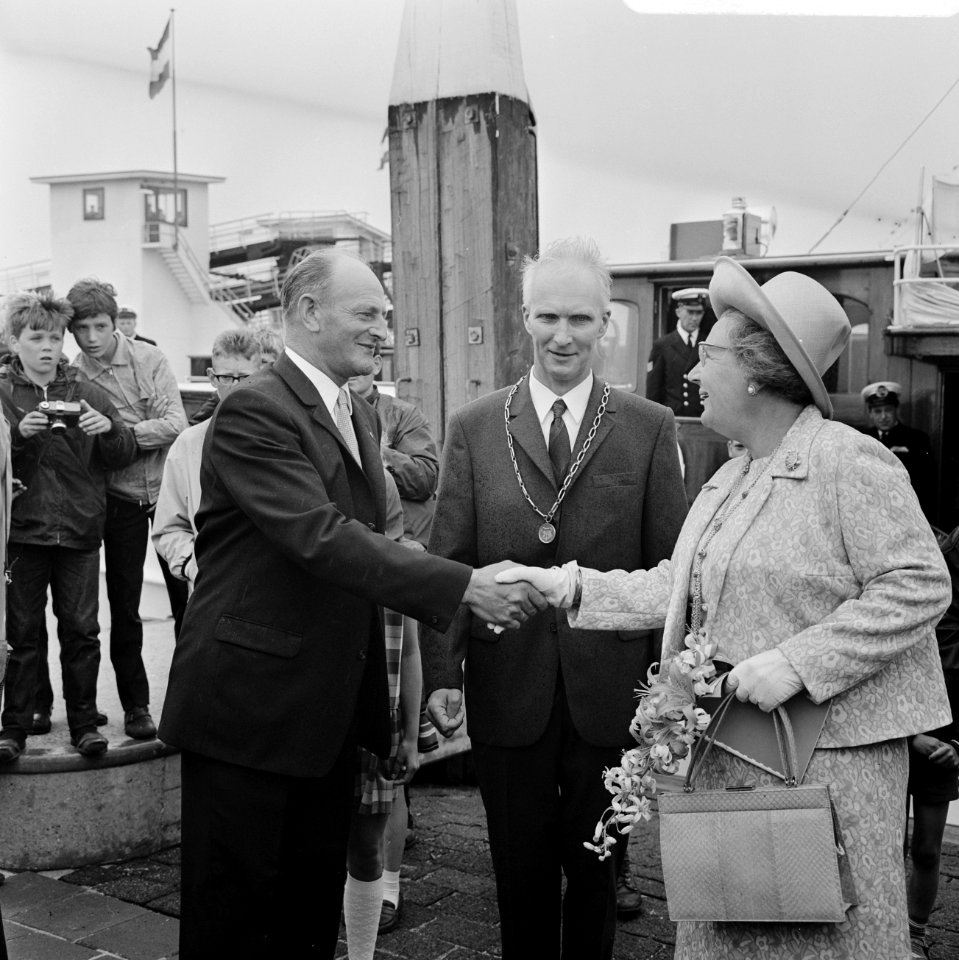 Koningin Juliana wordt bij een meerpaal begroet door de commissaris van de Konin, Bestanddeelnr 922-5398