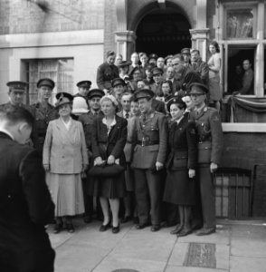 Koningin Wilhelmina en prinses Juliana brengen een bezoek aan Oranjehaven, de , Bestanddeelnr 935-2562