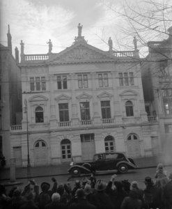 Koningin Wilhelmina arriveert bij de Hollandsche Schouwburg, Bestanddeelnr 902-0055 photo