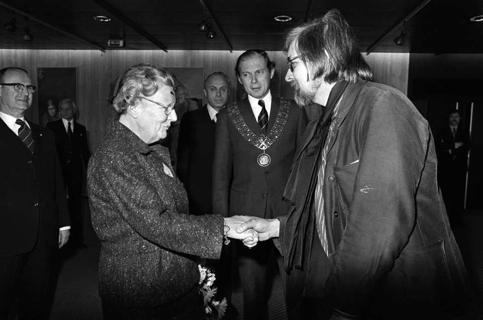Koningin Juliana wordt begroet door de directeur met ambtsketen burgemeester jh, Bestanddeelnr 928-4724
