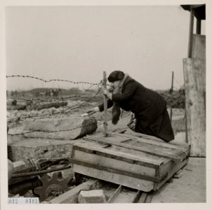 Koningin Wilhelmina bezoekt bevrijd Nederland De koningin bij de plaats waar 4 , Bestanddeelnr 012-0181