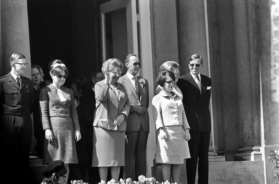 Koninginnedag, defilee op Soestdijk, Koningin Juliana , prins Bernhard , Margrie, Bestanddeelnr 919-0937