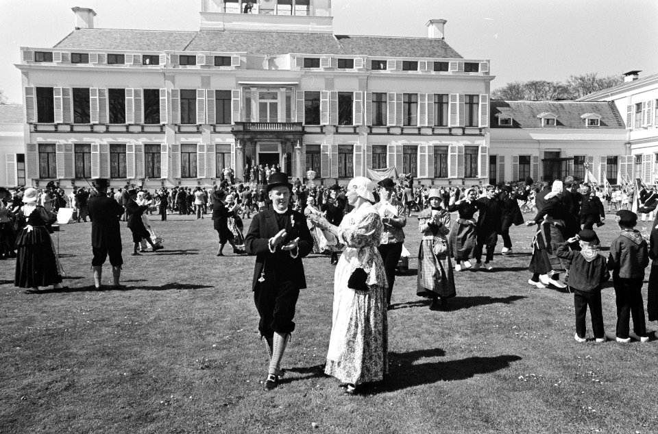 Koninginnedag, defilee op Soestdijk, folkloristische dansgroep in paleistuin, Bestanddeelnr 919-0997