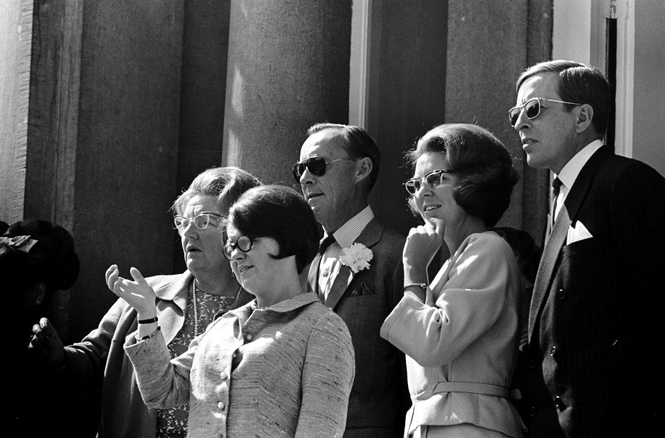 Koninginnedag, defilee op Soestdijk, Koningin Juliana , prins Bernhard , prinses, Bestanddeelnr 919-0926