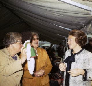 Koninginnedag, in tuin Paleis Soestdijk koningin Juliana en Prinses Beatrix (m, Bestanddeelnr 254-8077