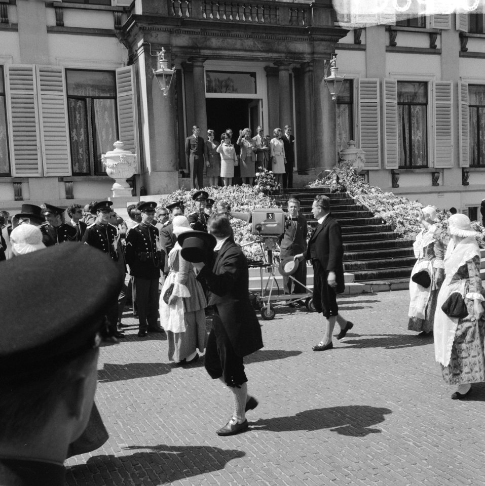 Koninginnedag, defilee op Soestdijk, defilee langs bordes, Bestanddeelnr 919-0990